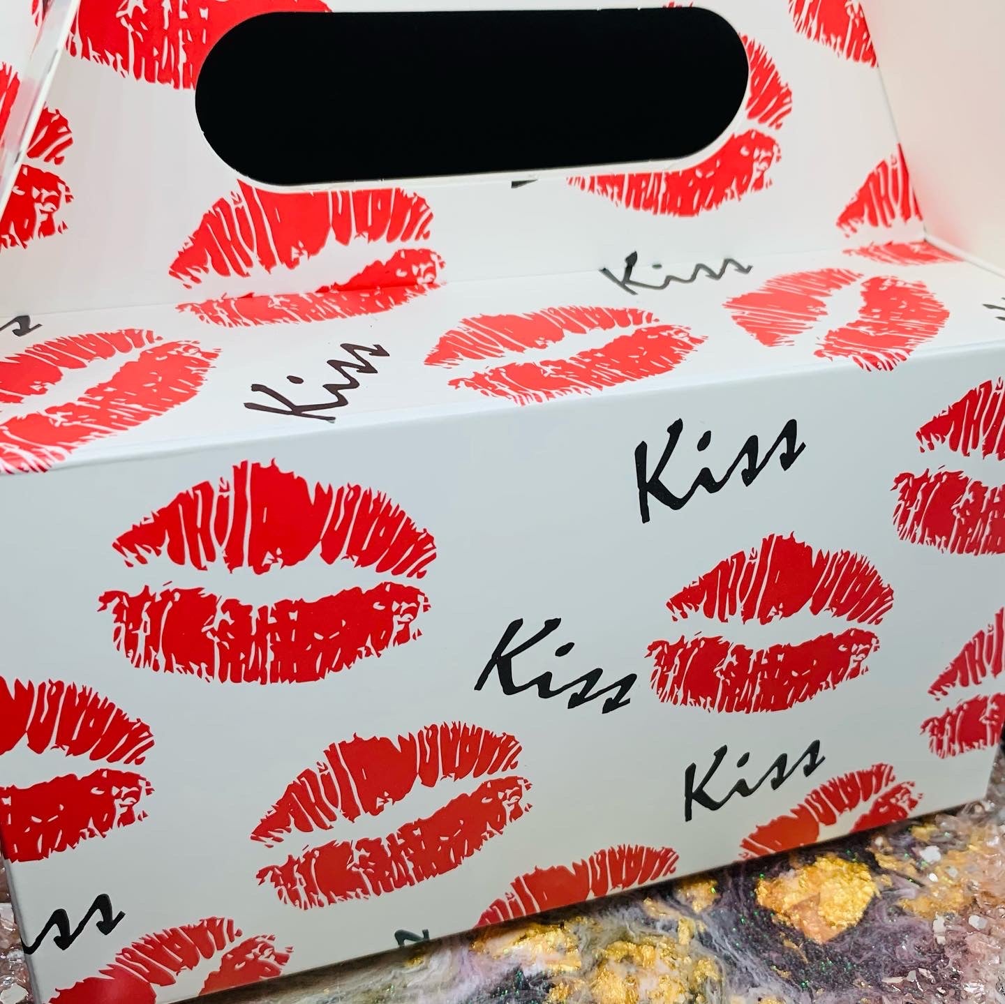 Kiss me all over Love box